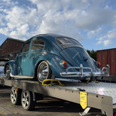 VW Käfer Oldtimer während eines Transports durch MHX Fahrzeugtransporte