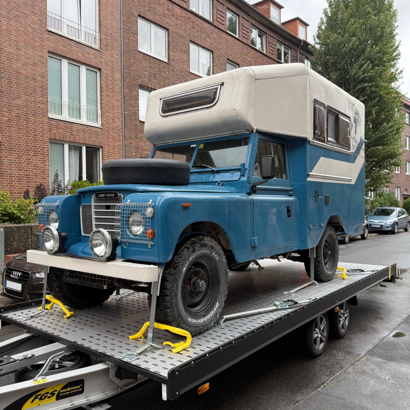 Oldtimertransport eines Land Rover Campers durch MHX Fahrzeugtransporte aus Gütersloh