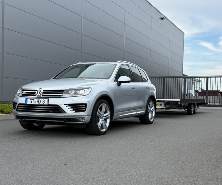 VW Touareg mit Autotransport-Anhänger von MHX Fahrzeugtransporte aus Gütersloh