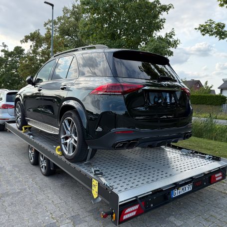 Heckansicht des Mercedes GLE AMG auf dem Transportanhänger von MHX Fahrzeugtransporte