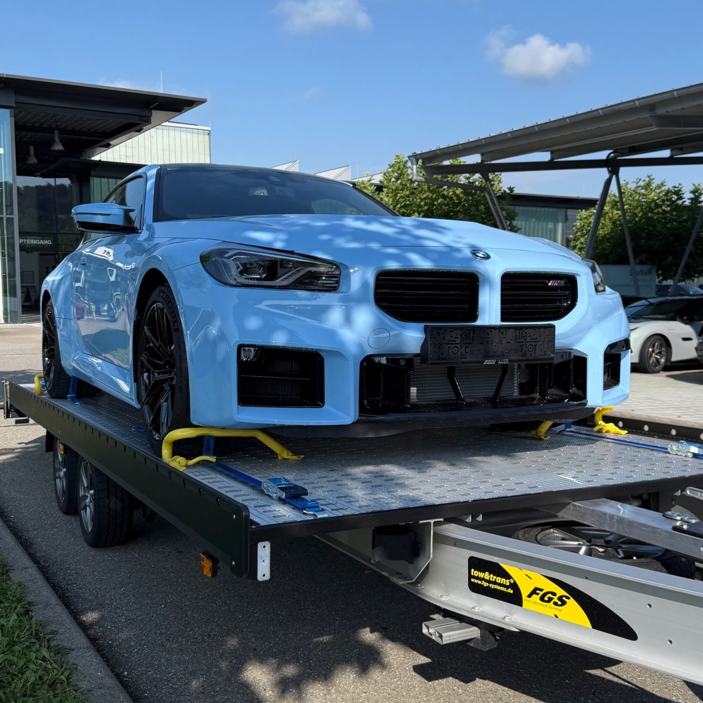 Sportwagentransport eines hellblauen BMW M2 durch MHX Fahrzeugtransporte aus Gütersloh