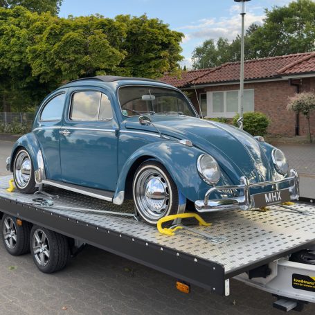 VW Käfer Oldtimer auf dem Anhänger von MHX Fahrzeugtransporte aus Gütersloh
