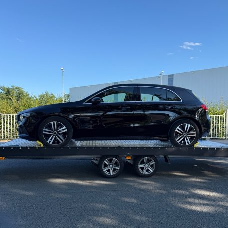 Frontansicht der Mercedes A-Klasse während des Transports durch MHX Fahrzeugtransporte