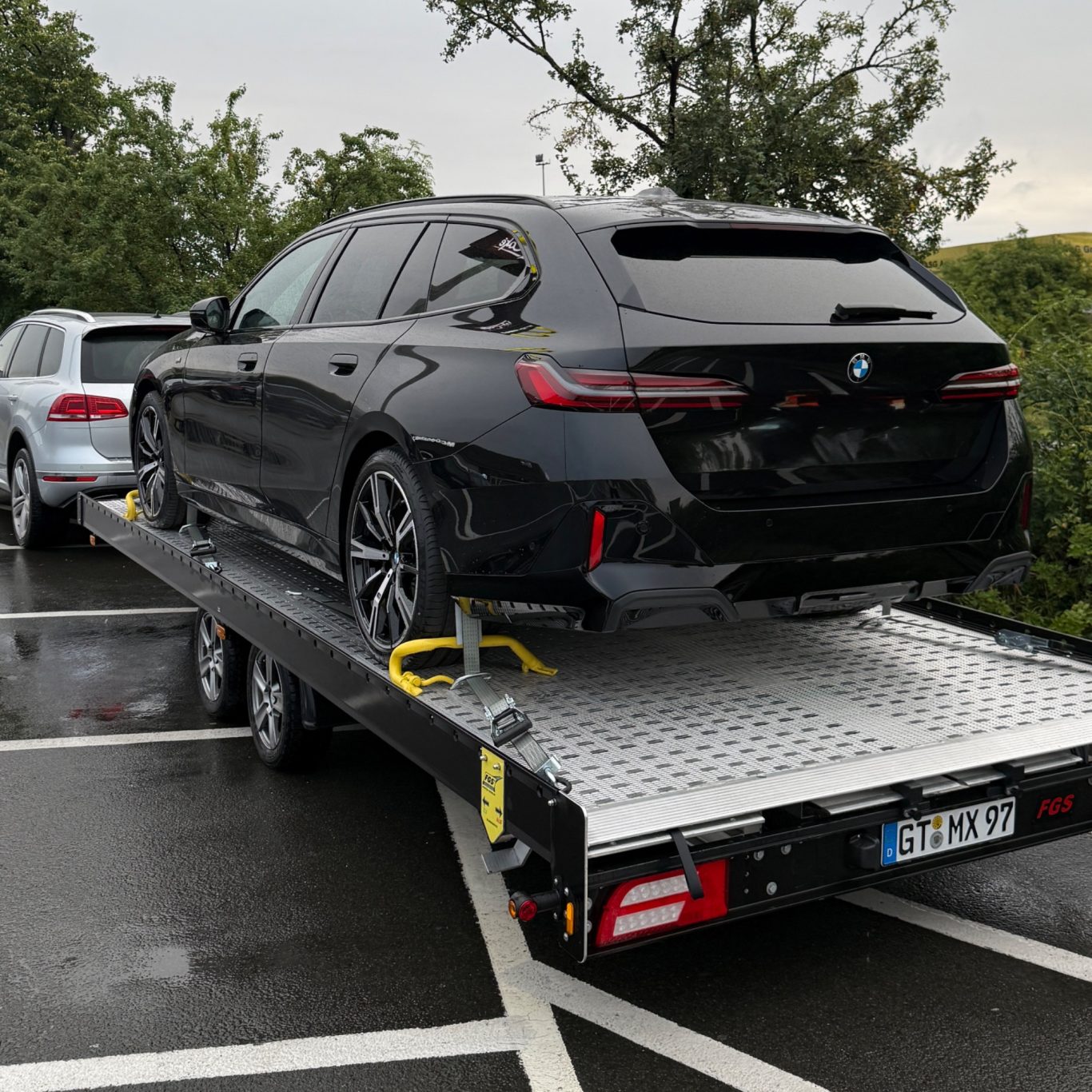 Transport eines schwarzen BMW Touring durch MHX Fahrzeugtransporte aus Gütersloh
