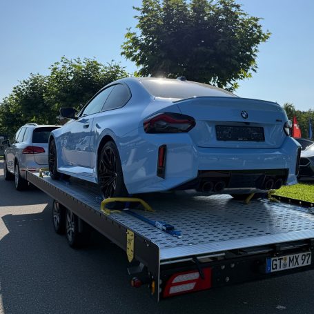 Heckansicht des BMW M2 während des Transports durch MHX Fahrzeugtransporte