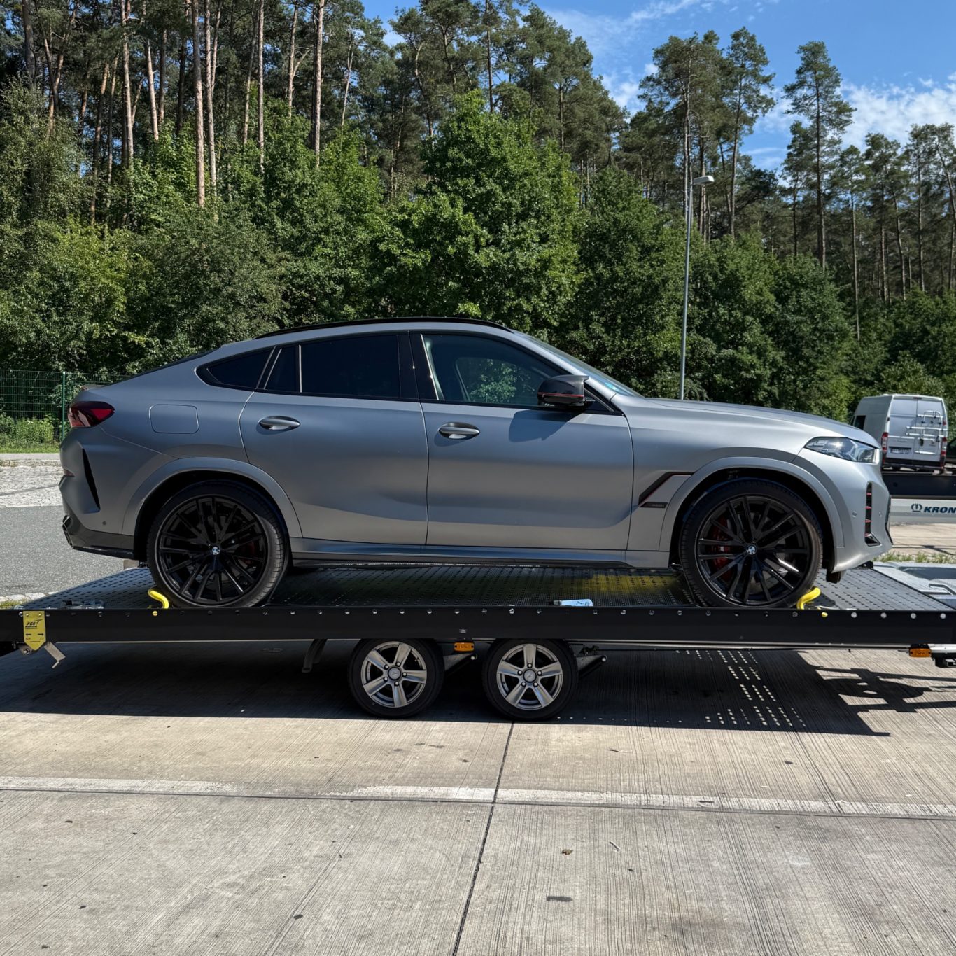 Sportwagentransport eines BMW X6 durch MHX Fahrzeugtransporte aus Gütersloh