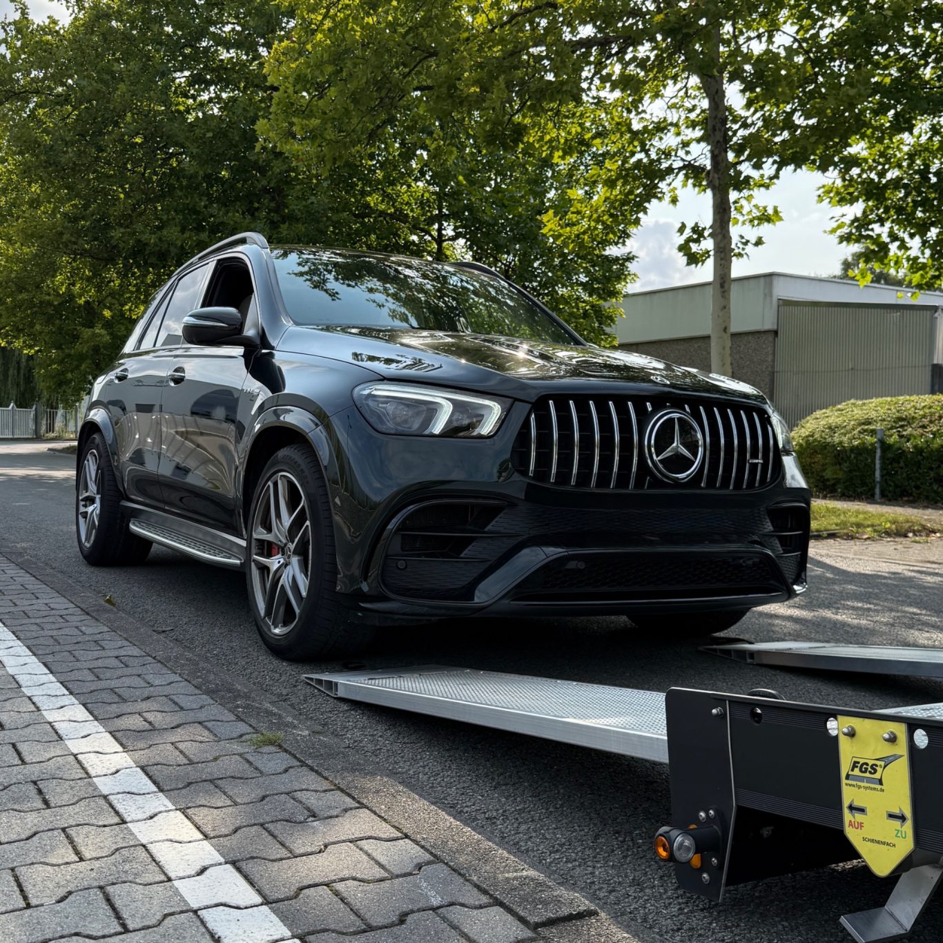 Transport eines Mercedes GLE AMG durch MHX Fahrzeugtransporte aus Gütersloh
