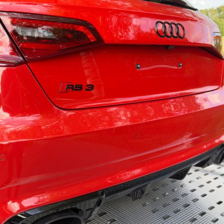 Detailaufnahme des Audi RS3 Logos während des Transports durch MHX Fahrzeugtransporte