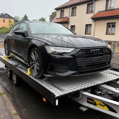 Frontansicht eines schwarzen Audi A6 Avant beim Transport durch MHX Fahrzeugtransporte aus Gütersloh