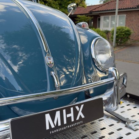 Detailaufnahme der Front eines VW Käfer Oldtimers auf dem Anhänger von MHX Fahrzeugtransporte